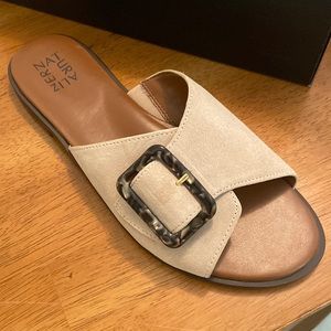 Naturalizer Forrest 9.5 size shoe. BRAND NEW IN BOX. Never worn!